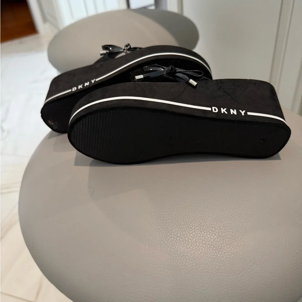 DKNY Black Flip Flop Sandals - Picture 4 of 5